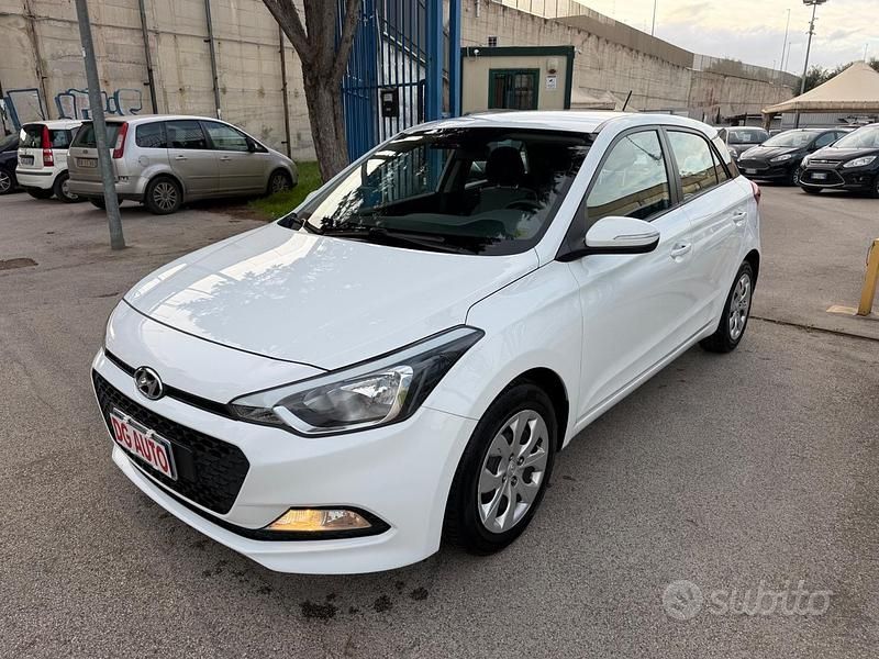 Usata Hyundai i20 75 CV (55 kW) 2015 Bianco Berlina