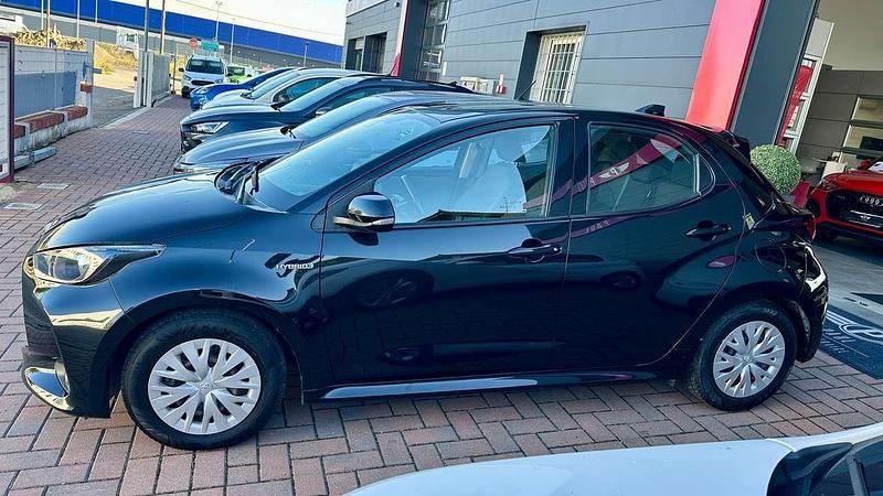 Usata Toyota Yaris Hybrid Business Edition 92 CV (67 kW) 2021 Nero Berlina