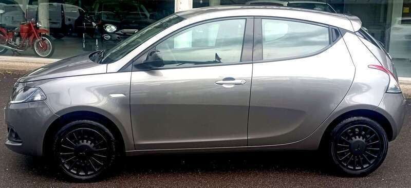 Usata Lancia Ypsilon Silver 69 CV (50 kW) 2022 Grigio Utilitaria
