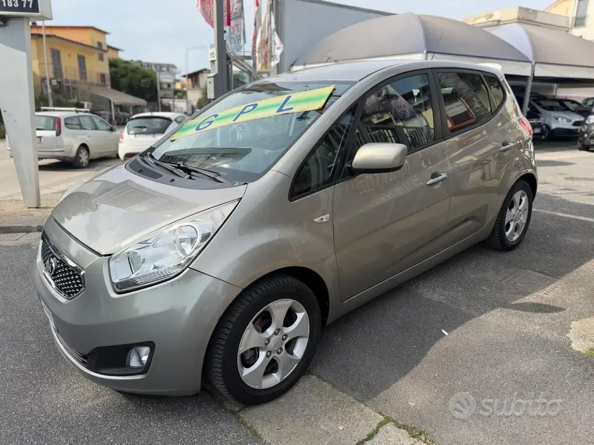 Usata Kia Venga LX 90 CV (66 kW) 2011 Marrone Utilitaria