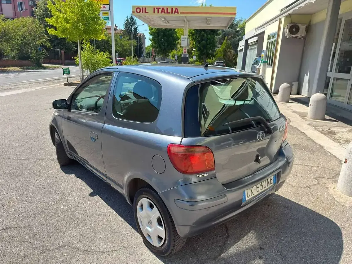 Usata Toyota Yaris 65 CV (47 kW) 2004 Grigio Utilitaria