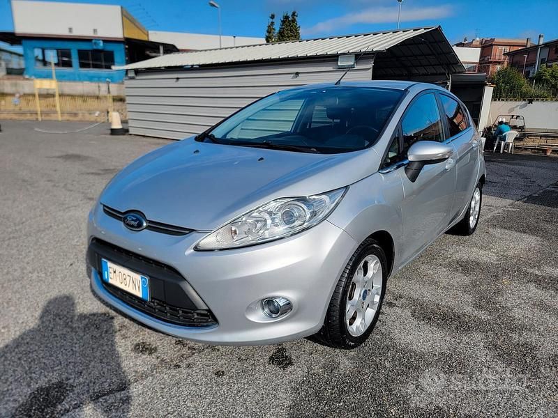Usata Ford Fiesta Titanium 92 CV (67 kW) 2012 Argento Utilitaria