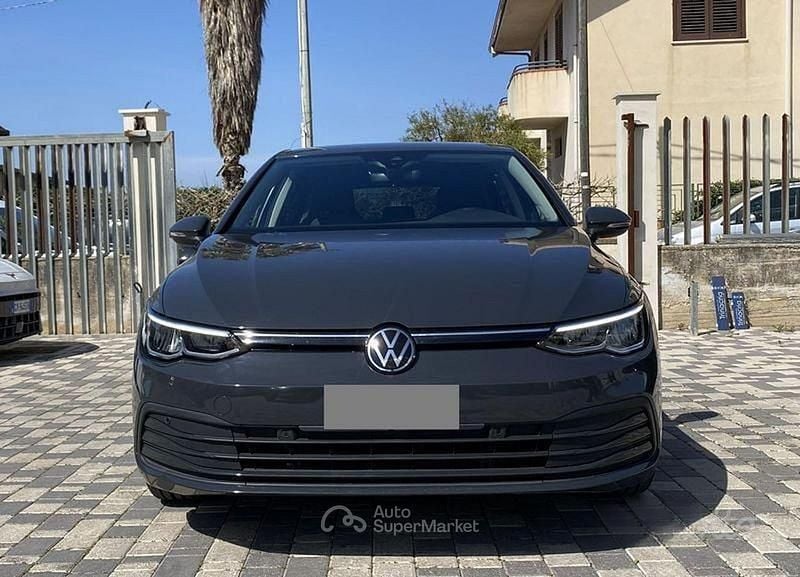 Usata VW Golf VIII Life 116 CV (85 kW) 2022 Grigio Berlina