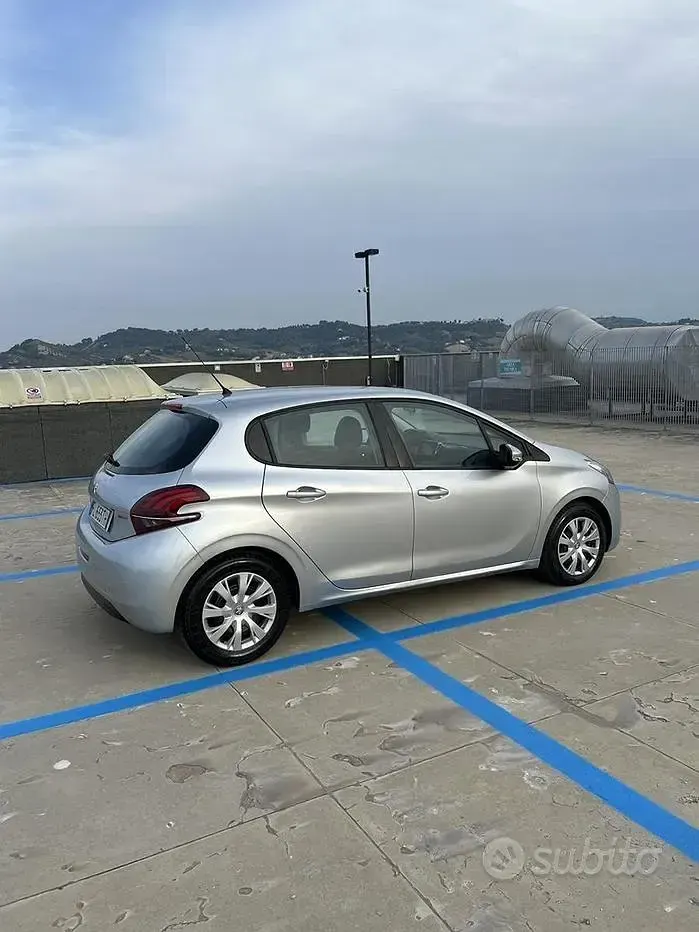 Usata Peugeot 208 82 CV (60 kW) 2017 Grigio Utilitaria