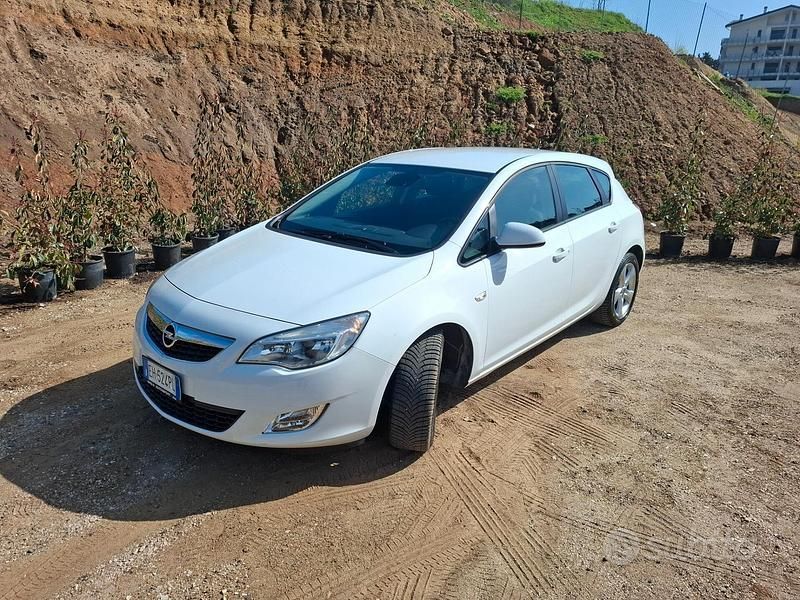 Usata Opel Astra Cosmo 101 CV (74 kW) 2011 Bianco Berlina