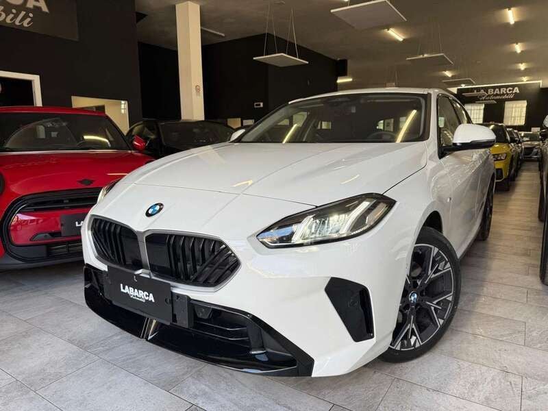 Bianco Nuova 2025 BMW 120 M Sport Due volumi | 32.900 € (Super prezzo) - Immagine 1/4