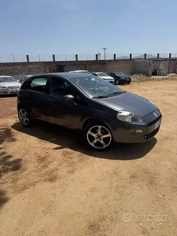 Usata Fiat Punto Lounge 69 CV (50 kW) 2014 Grigio Utilitaria