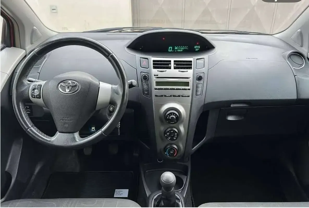 Usata Toyota Yaris 65 CV (47 kW) 2011 Rosso Utilitaria