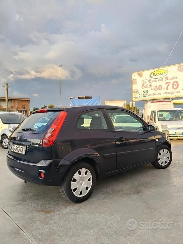 Usata Ford Fiesta Ghia 68 CV (50 kW) 2007 Blu Berlina