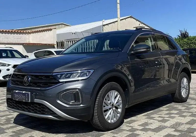 Usata VW T-Roc Life 116 CV (85 kW) 2023 Grigio SUV