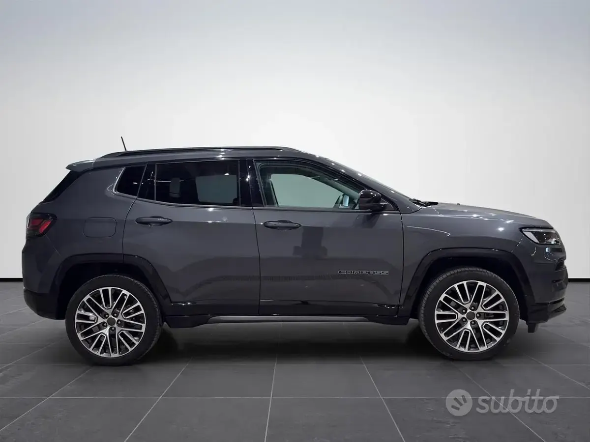 Usata Jeep Compass Summit 131 CV (96 kW) 2025 Graphite grey SUV