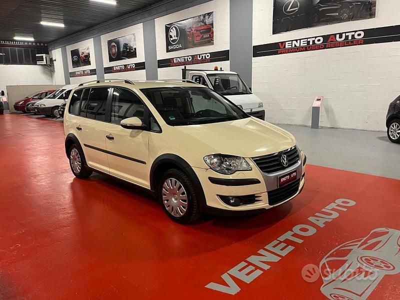 Beige Usata 2009 VW Touran Cross Monovolume | 3999 € - Immagine 1/4