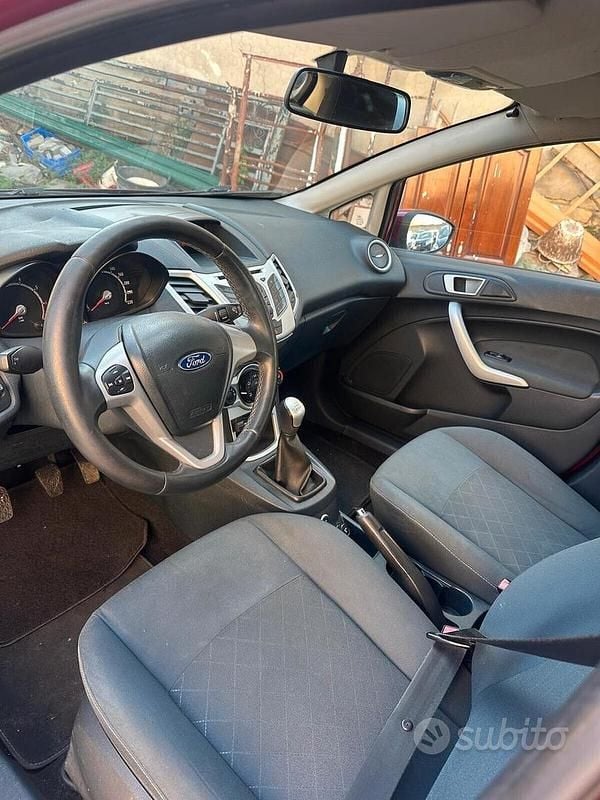 Usata Ford Fiesta 96 CV (70 kW) 2012 Rosso Berlina