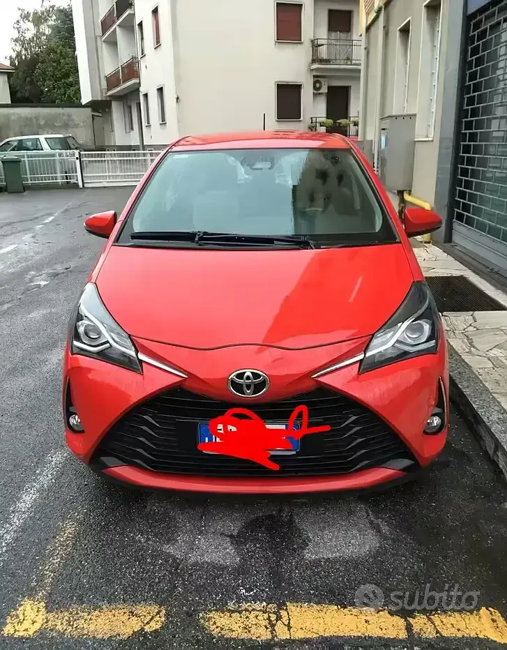 Usata Toyota Yaris Active 69 CV (50 kW) 2017 Rosso Berlina