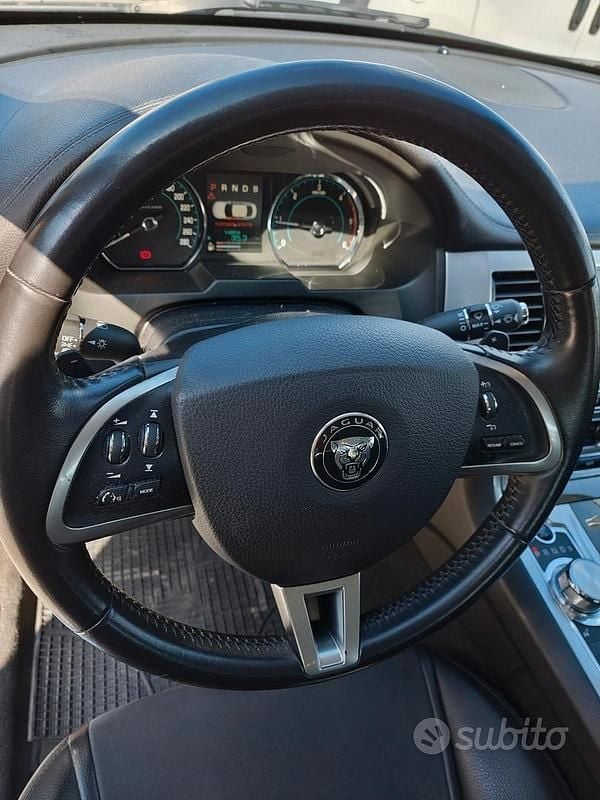 Usata Jaguar XF 200 CV (147 kW) 2014 Grigio Berlina