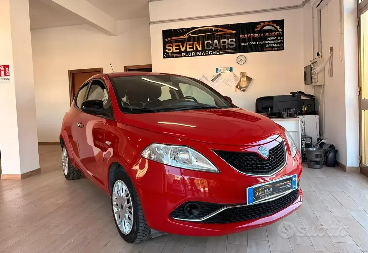 Usata Lancia Ypsilon Gold 69 CV (50 kW) 2017 Rosso Utilitaria