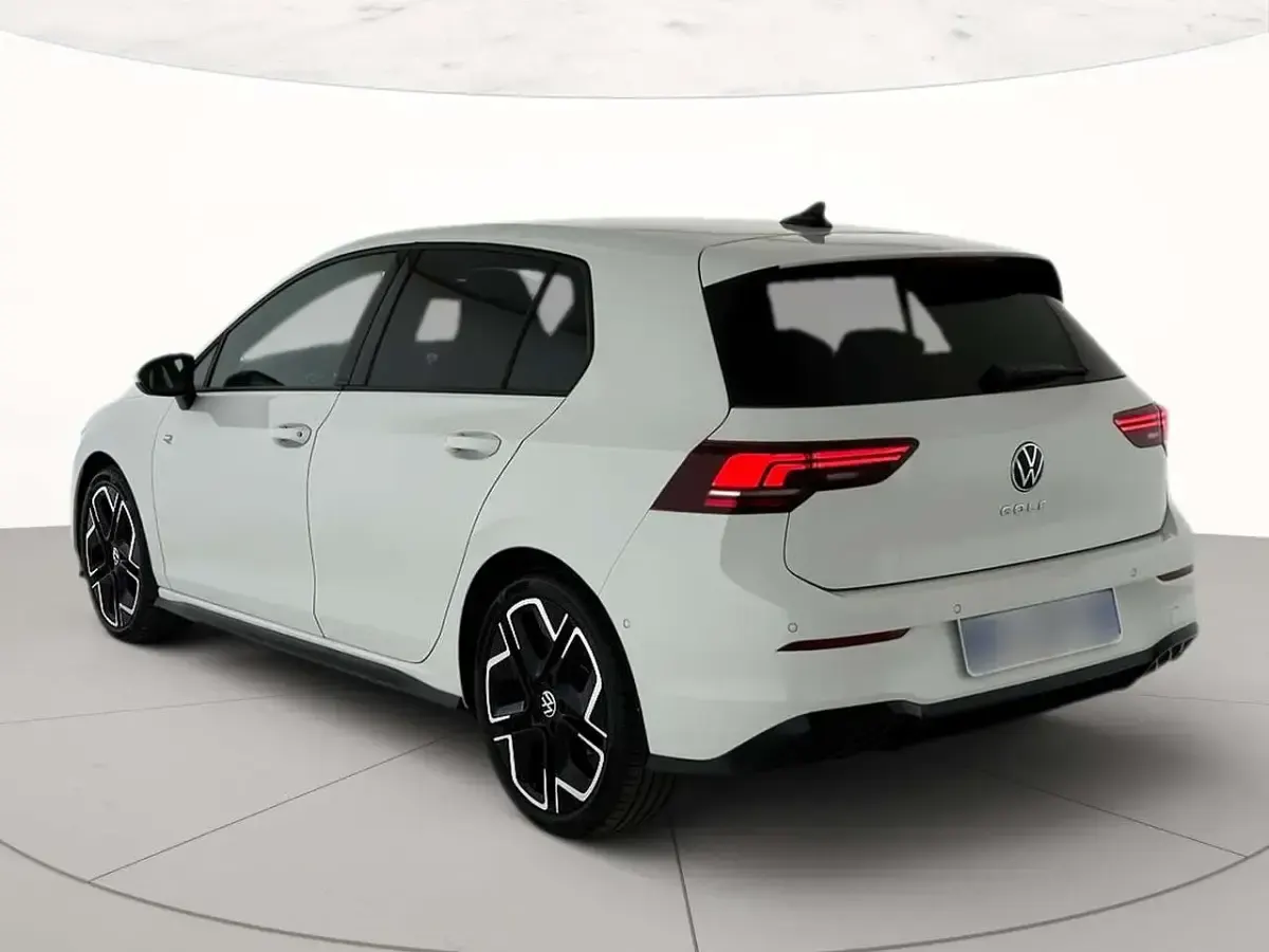 Nuova VW Golf VIII R-line Plus 150 CV (110 kW) 2026 Pure white Berlina