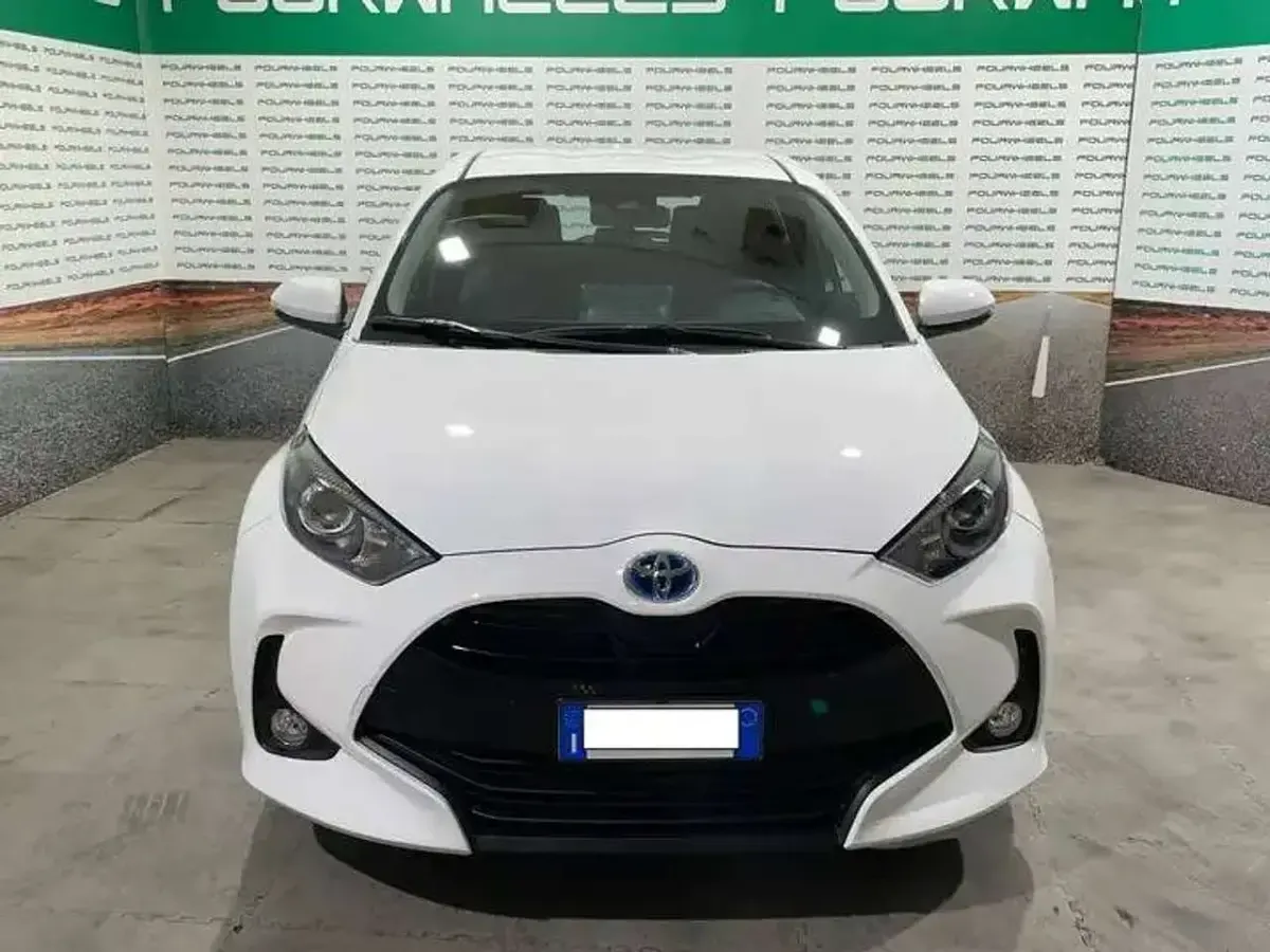 Usata Toyota Yaris Hybrid Active 92 CV (67 kW) 2023 Bianca Berlina