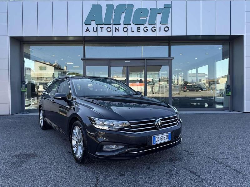 Manganese grey Usata 2022 VW Passat Executive Station wagon | 22.000 € (Buon prezzo) - Immagine 1/4