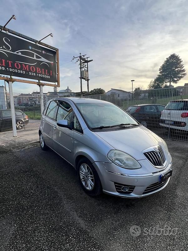 Usata Lancia Musa S 95 CV (69 kW) 2010 Grigio Monovolume