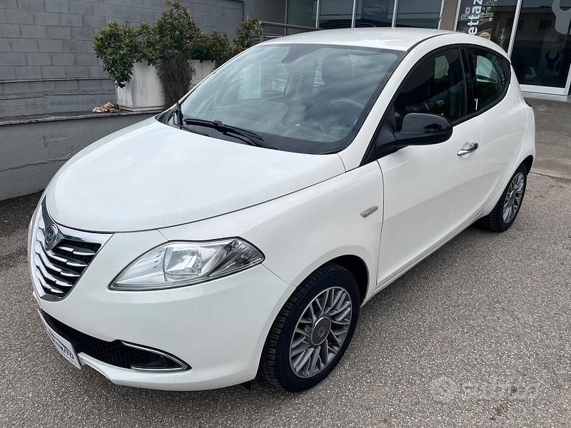 Usata Lancia Ypsilon Gold 95 CV (69 kW) 2013 Bianco Utilitaria