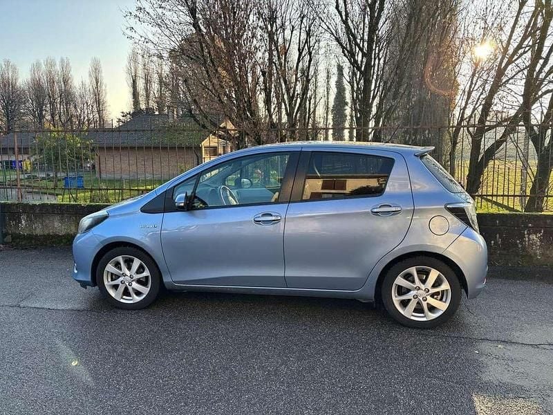 Blu/azzurro Usata 2014 Toyota Yaris Hybrid Style Tre volumi | 8200 € (Buon prezzo) - Immagine 1/4