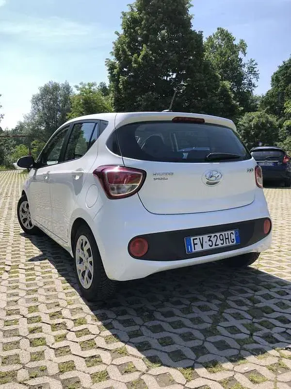 Begagnad Hyundai i10 67 HK (49 kW) 2019 Vit Halvkombi