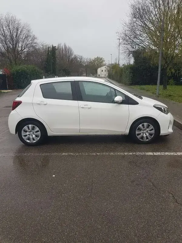 Usata Toyota Yaris Cool 90 CV (66 kW) 2015 Utilitaria