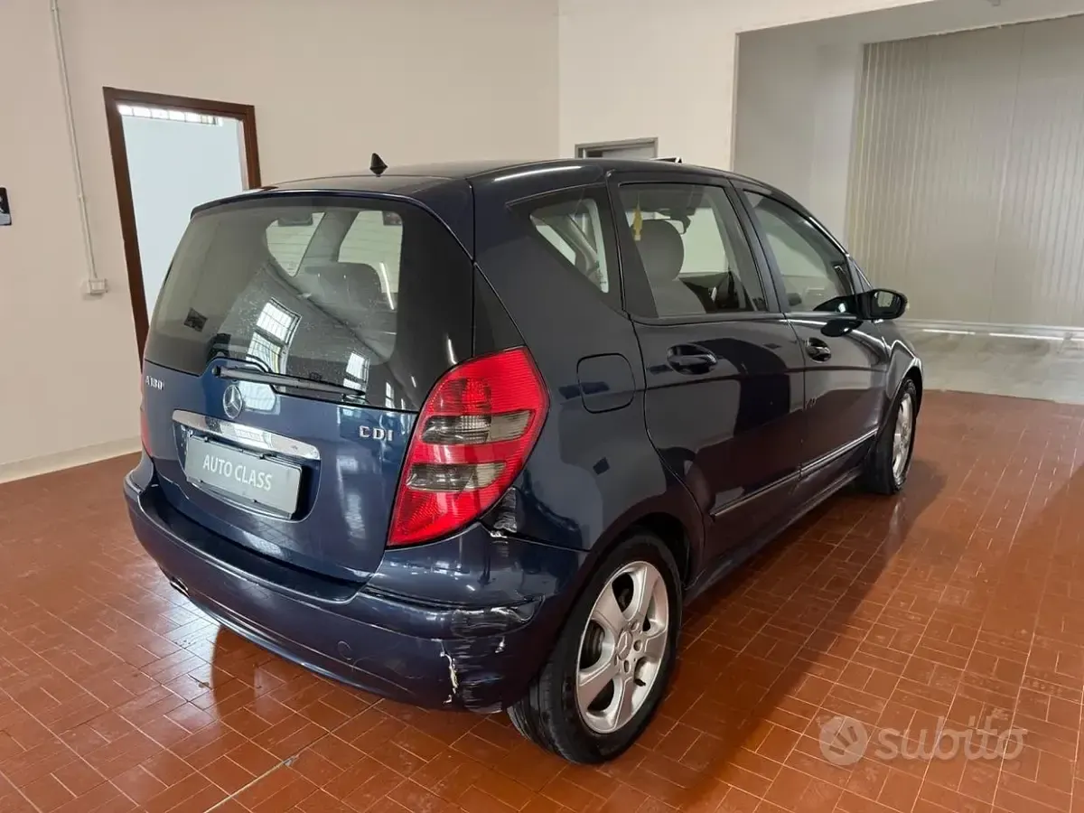 Usado Mercedes A180 Avantgarde 109 CV (80 kW) 2004 Azul Berlina