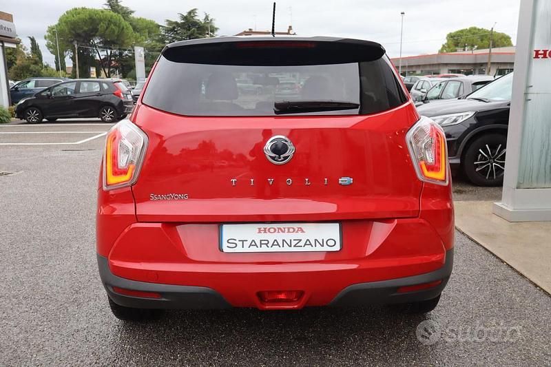 Usata SsangYong Tivoli 116 CV (85 kW) 2016 Rosso(met.) SUV