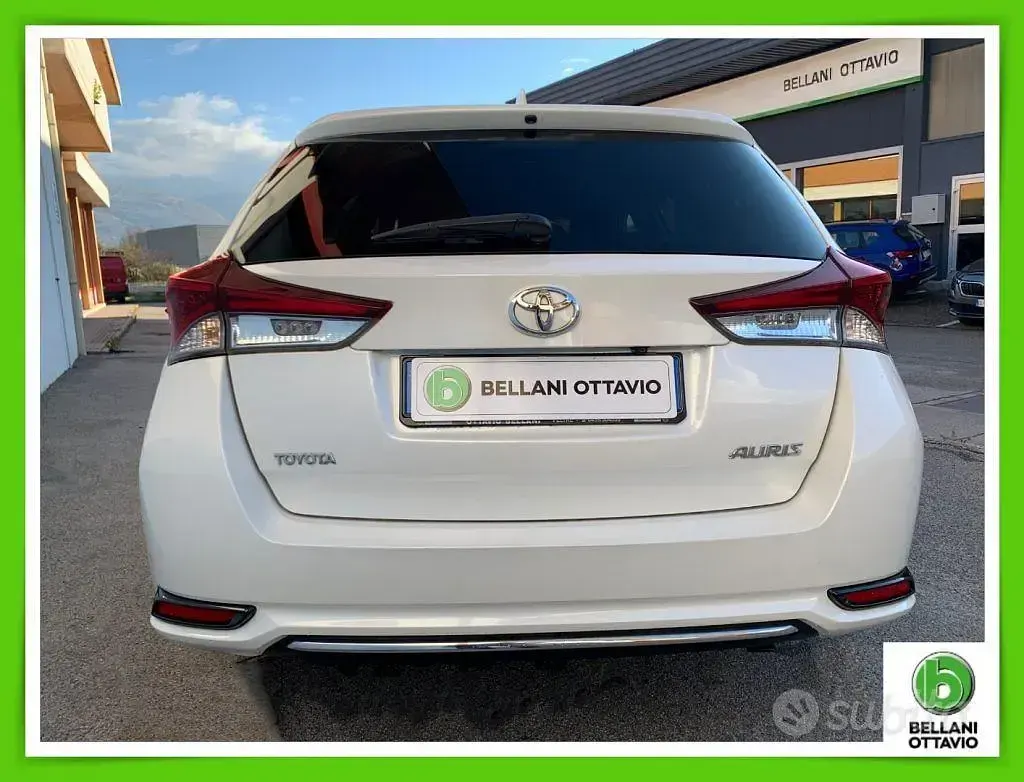 Usata Toyota Auris Touring Sports Lounge 112 CV (82 kW) 2016 Bianco Station wagon