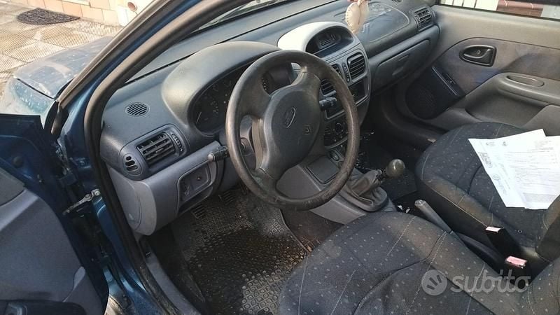 Usata Renault Clio II 58 CV (42 kW) 2000 Blu Berlina