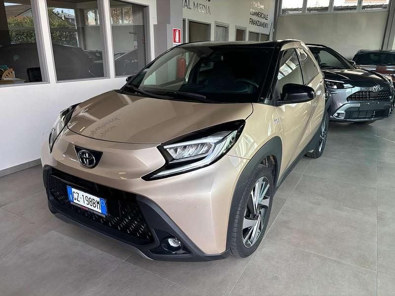 Usata Toyota Aygo X Lounge 72 CV (52 kW) 2025 Beige SUV