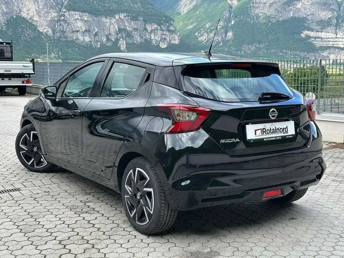 Używany Nissan Micra 90 KM (66 kW) 2021 Czarny Hatchback