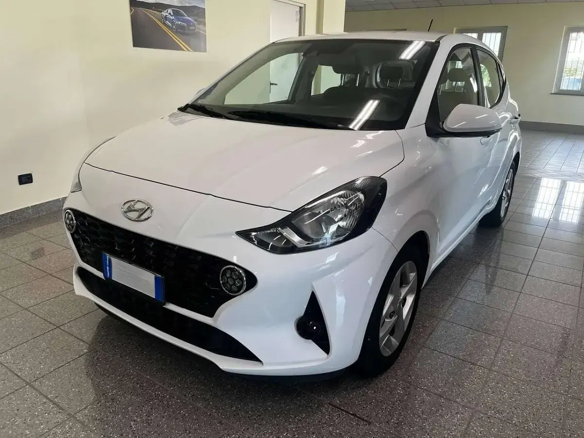 Usata Hyundai i10 67 CV (49 kW) 2023 Bianco Utilitaria