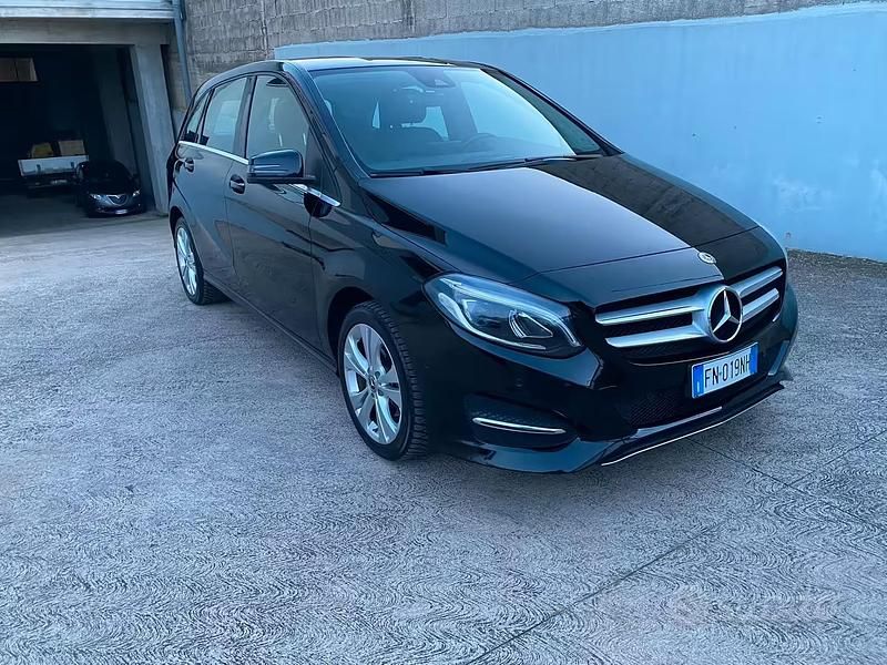 Usata Mercedes B180 136 CV (100 kW) 2018 Nero Monovolume