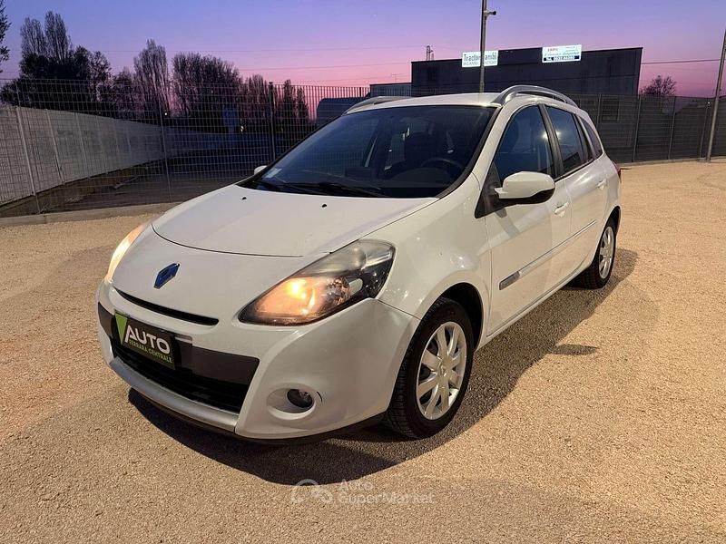 Käytetty Renault Clio 103 HP (75 kW) 2012 Valkoinen Viistoperä