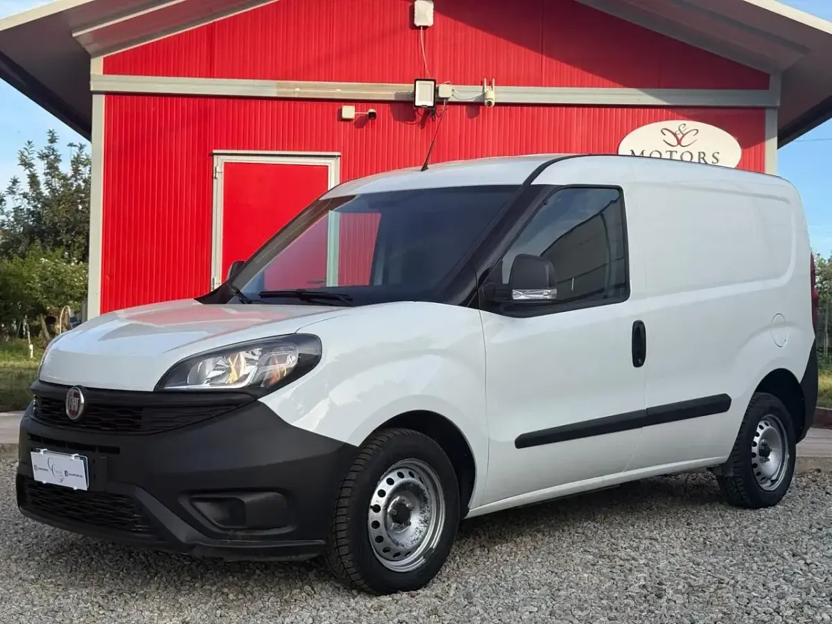 Usata Fiat Doblò Lounge 104 CV (76 kW) 2022 Bianco Monovolume