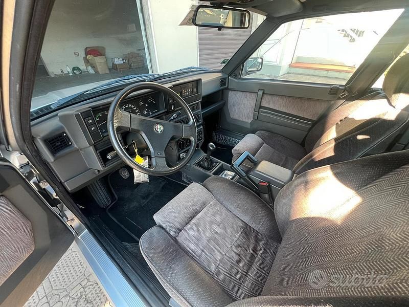 Usata Alfa Romeo 75 148 CV (108 kW) 1990 Grigio Berlina