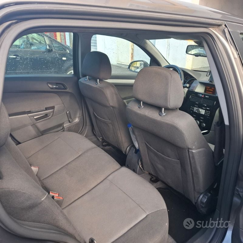 Grigio Usata 2011 Opel Astra Station wagon | 2400 € (Super prezzo) - Immagine 1/4
