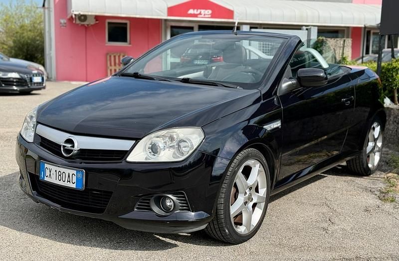 Usata Opel Tigra Sport 69 CV (50 kW) 2006 Nero Cabrio