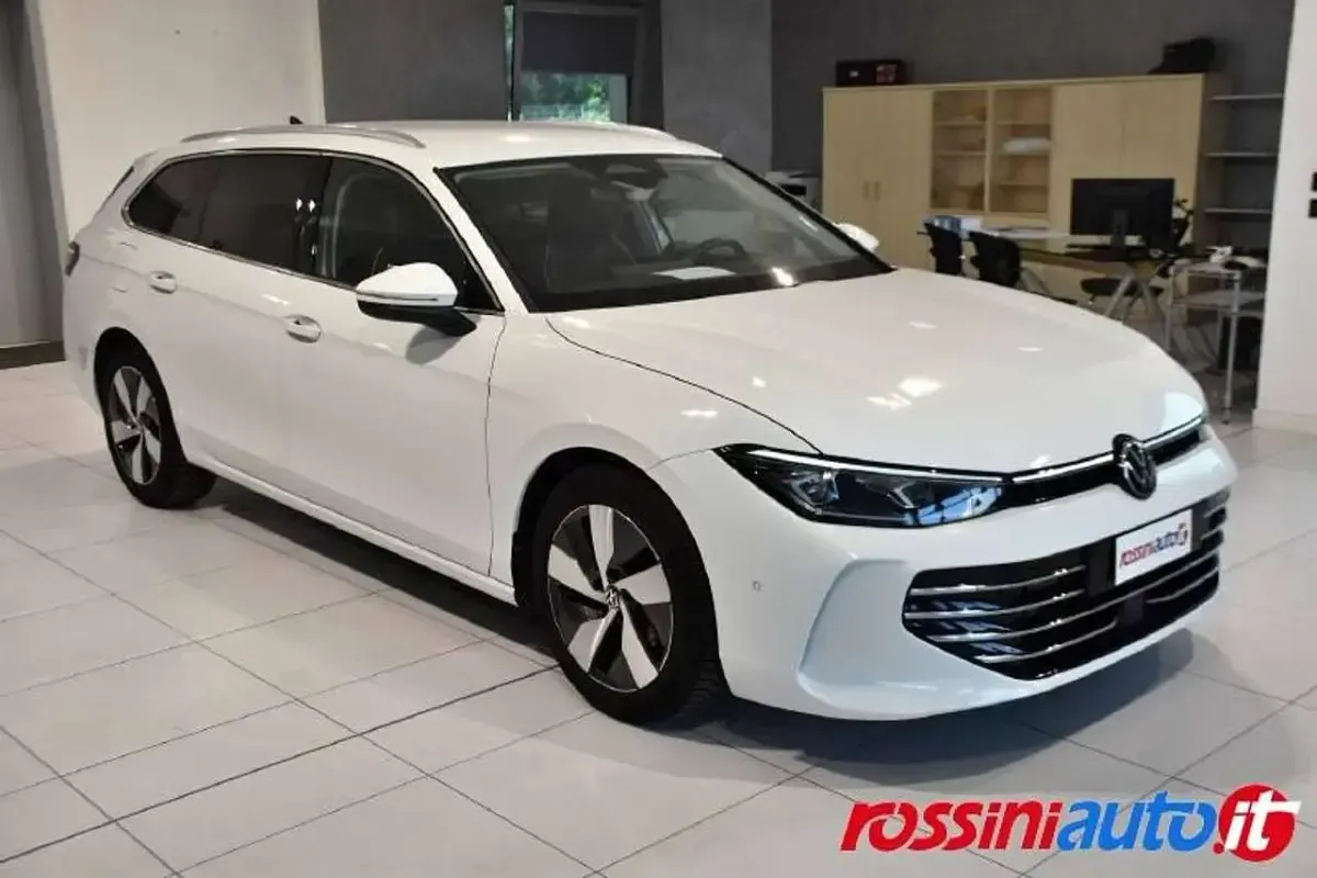Usata VW Passat Elegance 150 CV (110 kW) 2025 Bianco Station wagon