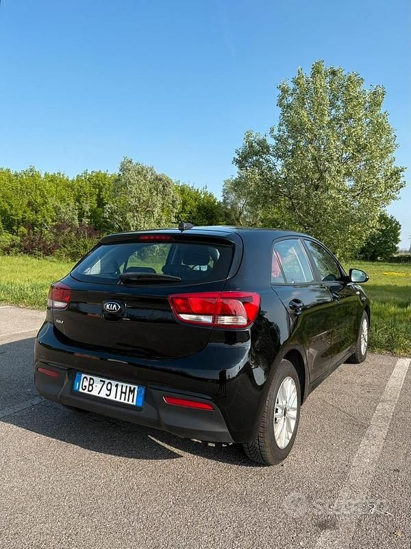 Usado Kia Rio 84 HP (61 kW) 2020 Preto Sedan