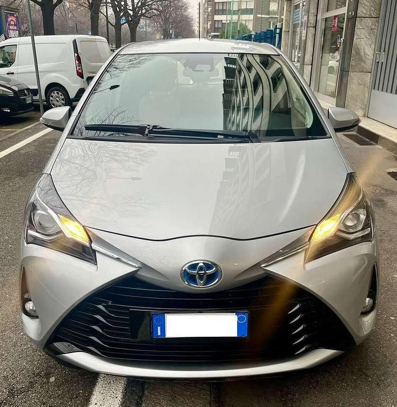 Usata Toyota Yaris Hybrid Business Edition 73 CV (53 kW) 2020 Grigio argento Berlina