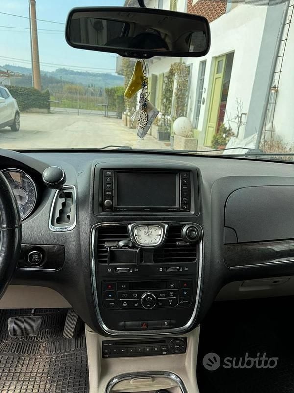 Usata Lancia Voyager 163 CV (119 kW) 2013 Grigio Monovolume