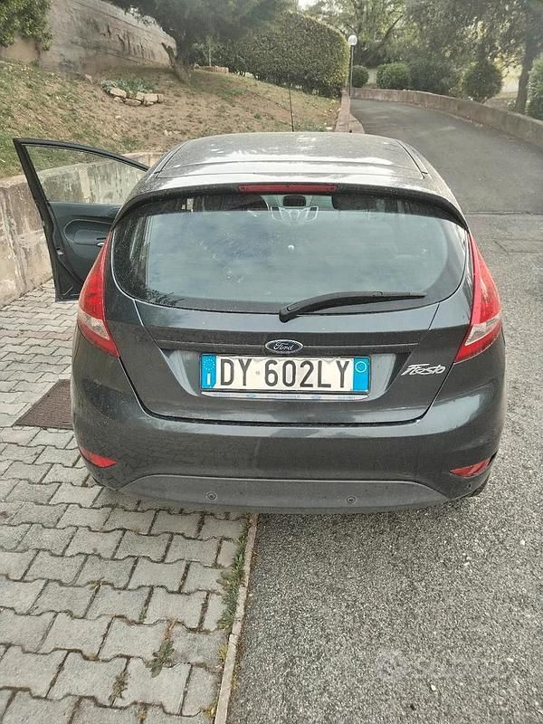 Usata Ford Fiesta 82 CV (60 kW) 2009 Grigio Utilitaria