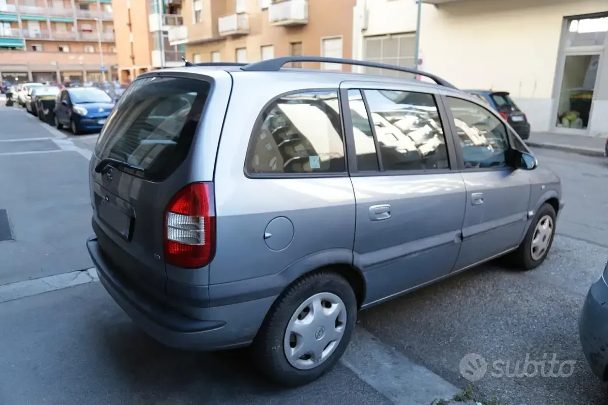 Usata Opel Zafira Club 101 CV (74 kW) 2004 Grigio metallizzato Monovolume