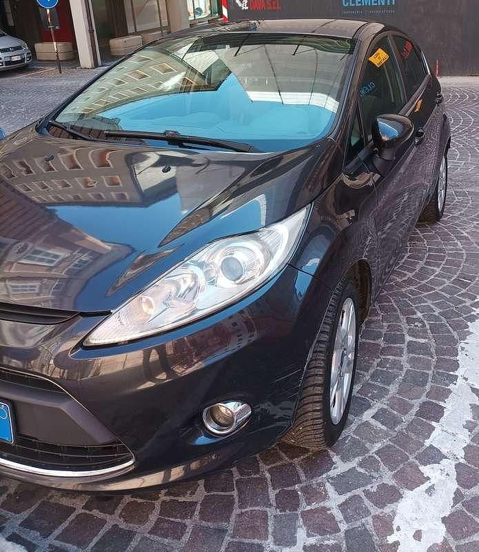 Usata 2010 Ford Fiesta Titanium Tre volumi | 3500 € (Cara) - Immagine 1/4