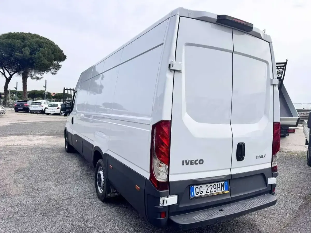 Usata Iveco Daily 136 CV (100 kW) 2022 Bianco Furgone