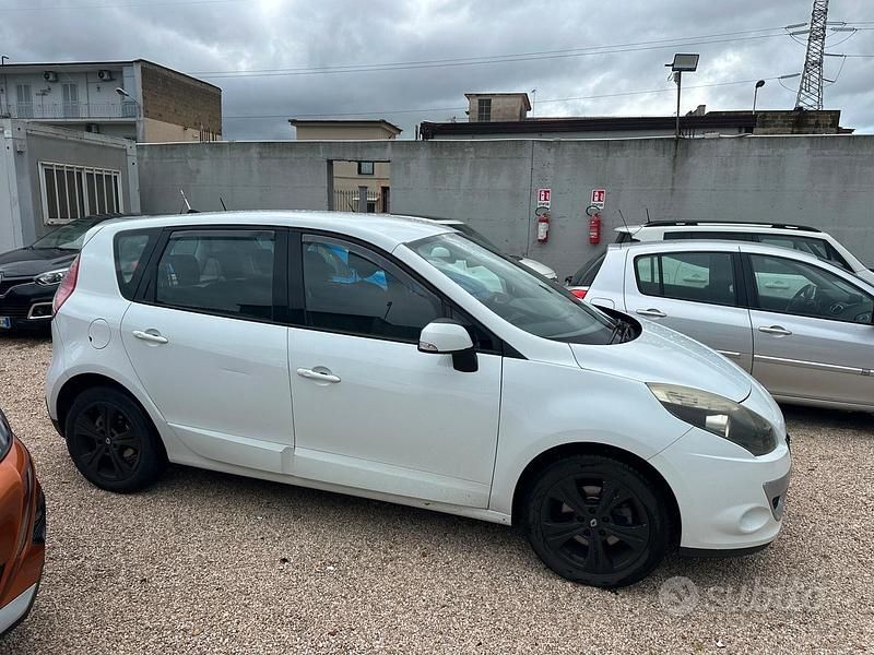 Usata Renault Scénic III Luxe 110 CV (80 kW) 2010 Bianco Monovolume
